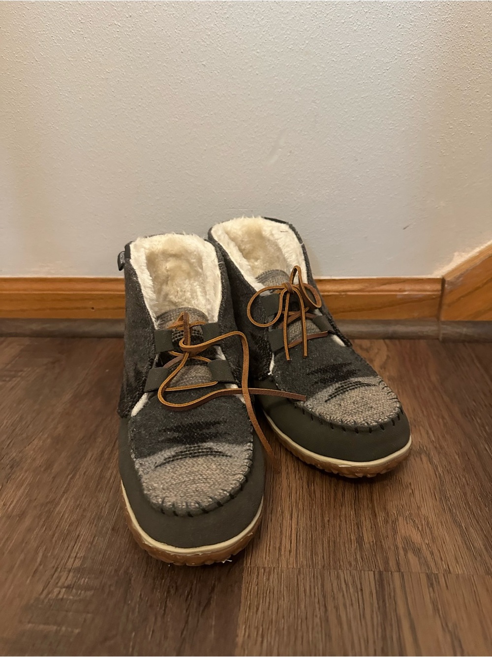 Women's Minnetonka Torrey Boots - Picture 2 of 5